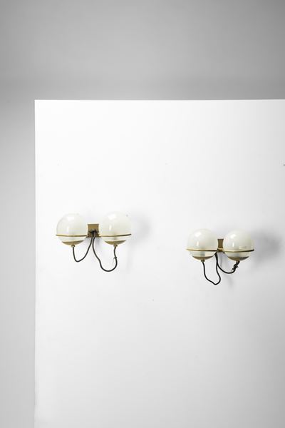 Coppia di lampade da parete in vetro opalino e alluminio laccato