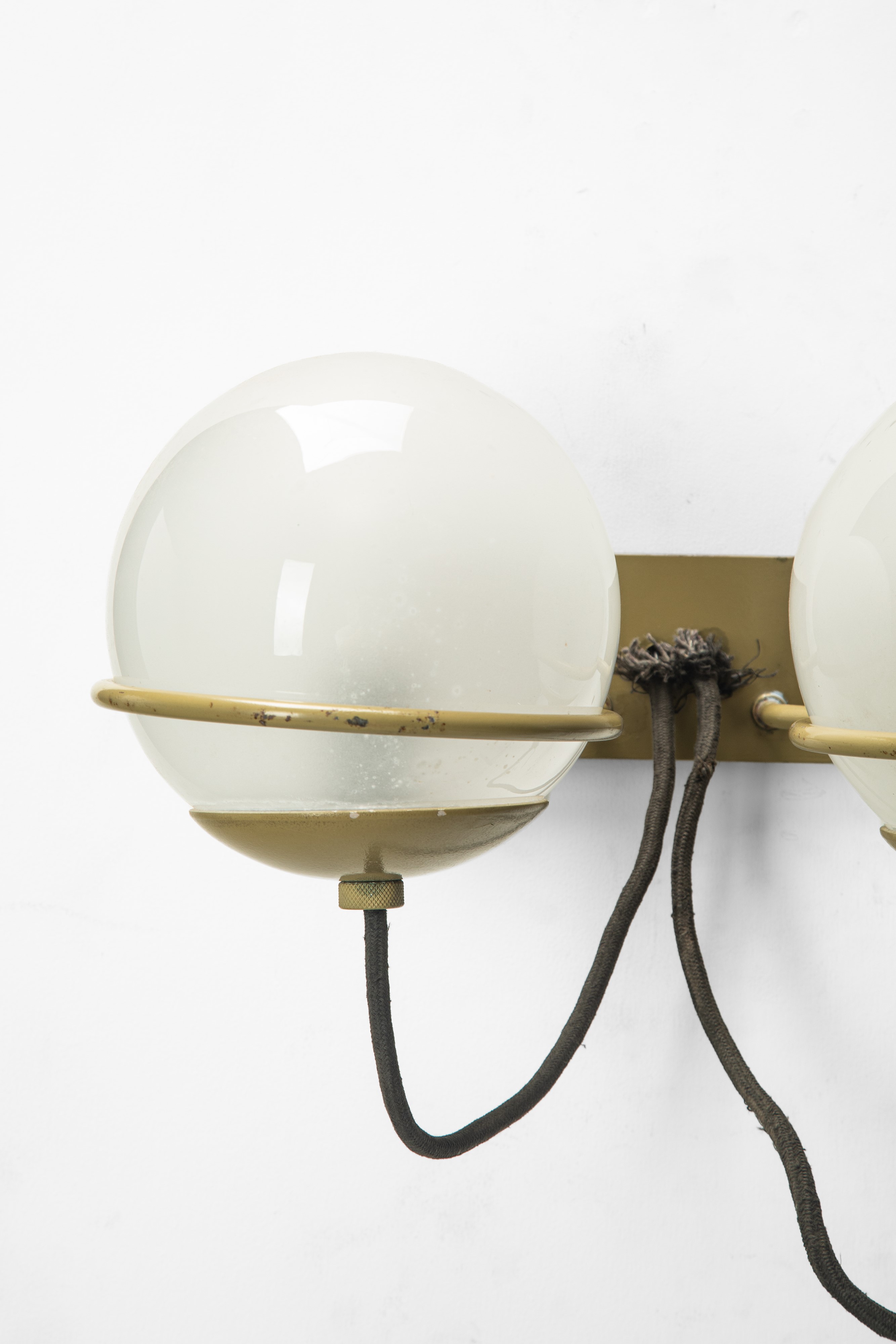 Gino Sarfatti - Coppia di lampade da parete in vetro opalino e alluminio laccato