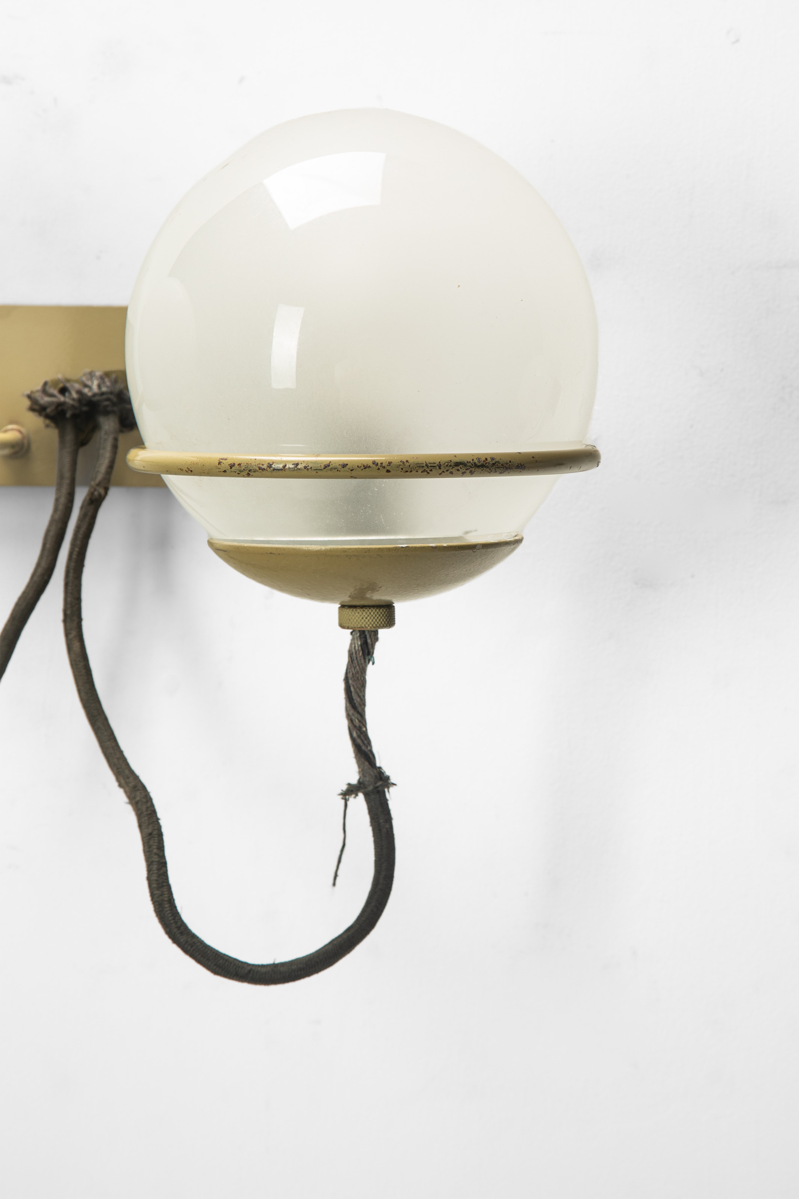 Gino Sarfatti - Coppia di lampade da parete in vetro opalino e alluminio laccato