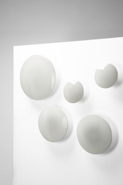 Set di cinque lampade da soffitto, metallo e vetro opalino