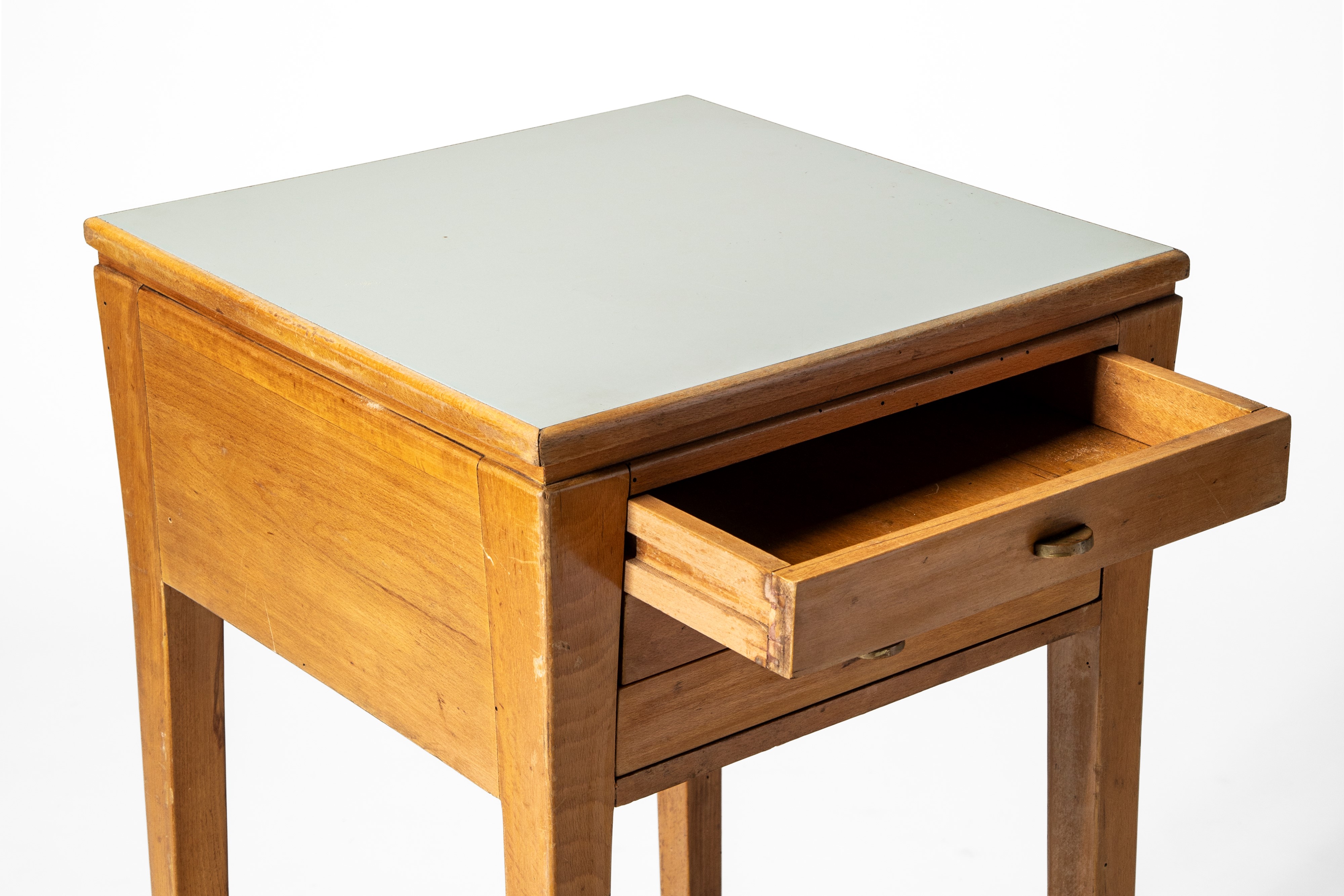 Manifattura Italiana - Tavolo alto con cassetti, legno, formica e ottone (circa 1950)