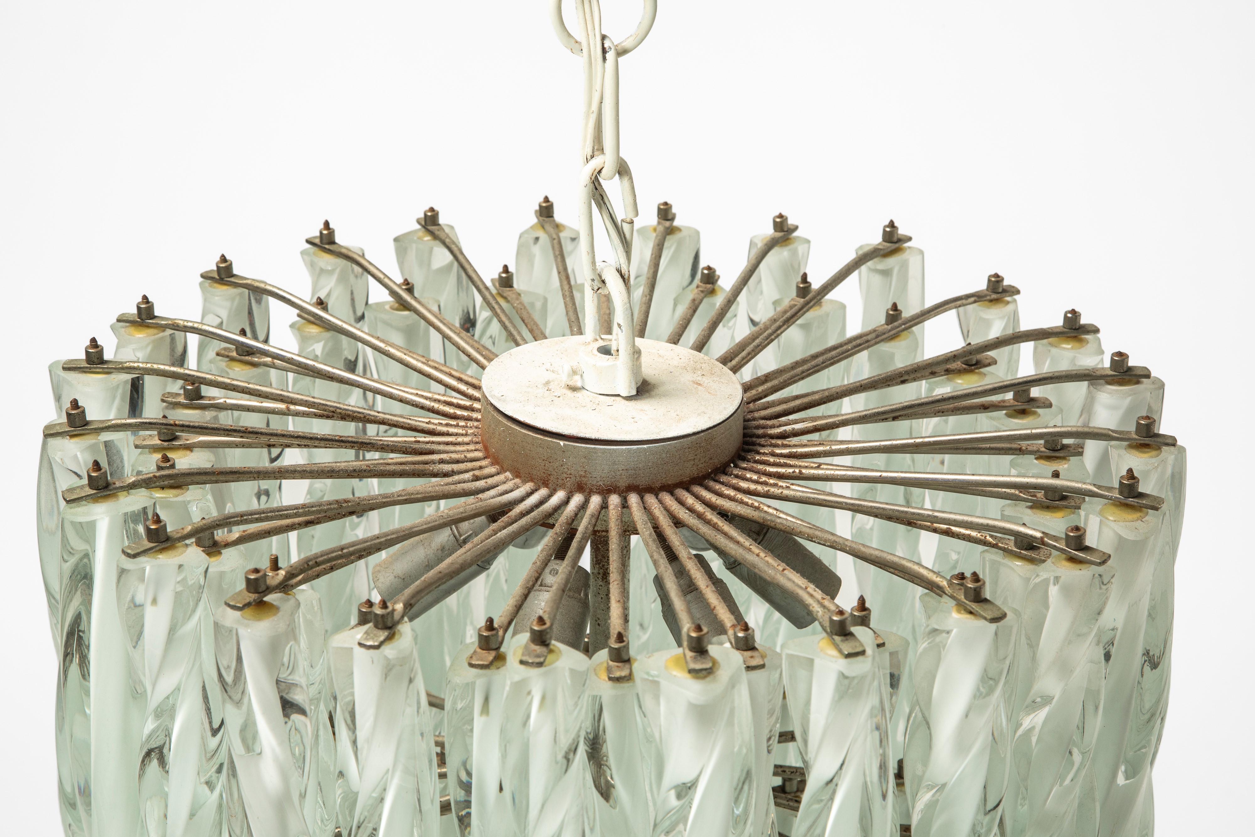 Lampadario, manifattura muranese (vetro lattimo e ottone nichelato), circa 1970