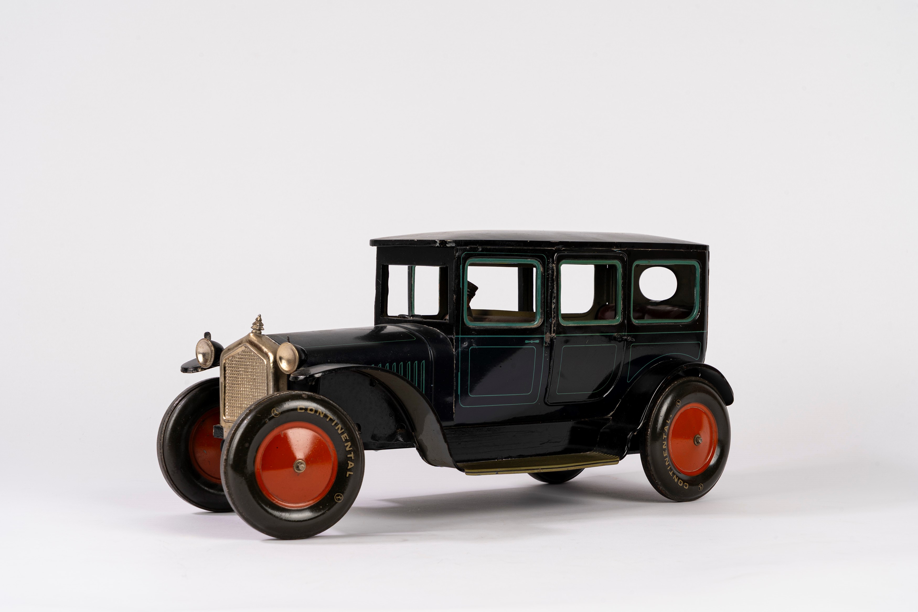 Gebrüder Bing Nuremberg (GBN), Limousine/berlina a 4 porte in latta litografata con autista