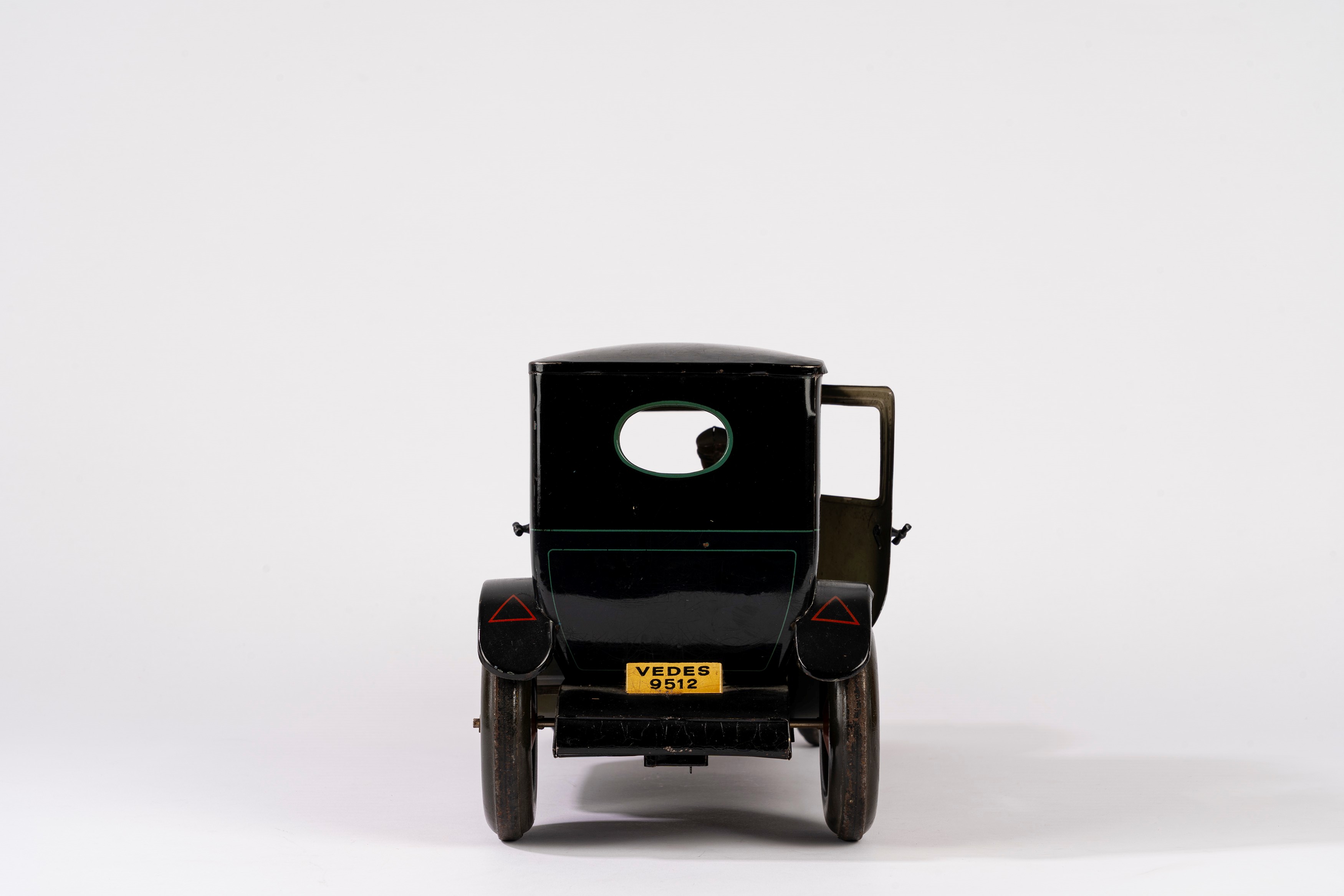 Gebrüder Bing Nuremberg (GBN), Limousine/berlina a 4 porte in latta litografata con autista