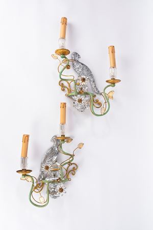 Coppia di appliques "Parrots" in cristallo e metallo dorato e laccato, Maison Bagu&egrave;s, anni '50 -'60 del Novecento