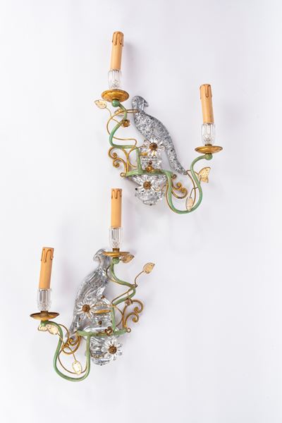 Maison Baguès, Coppia di appliques “Parrots” in cristallo e metallo dorato e laccato (anni ’50–’6...