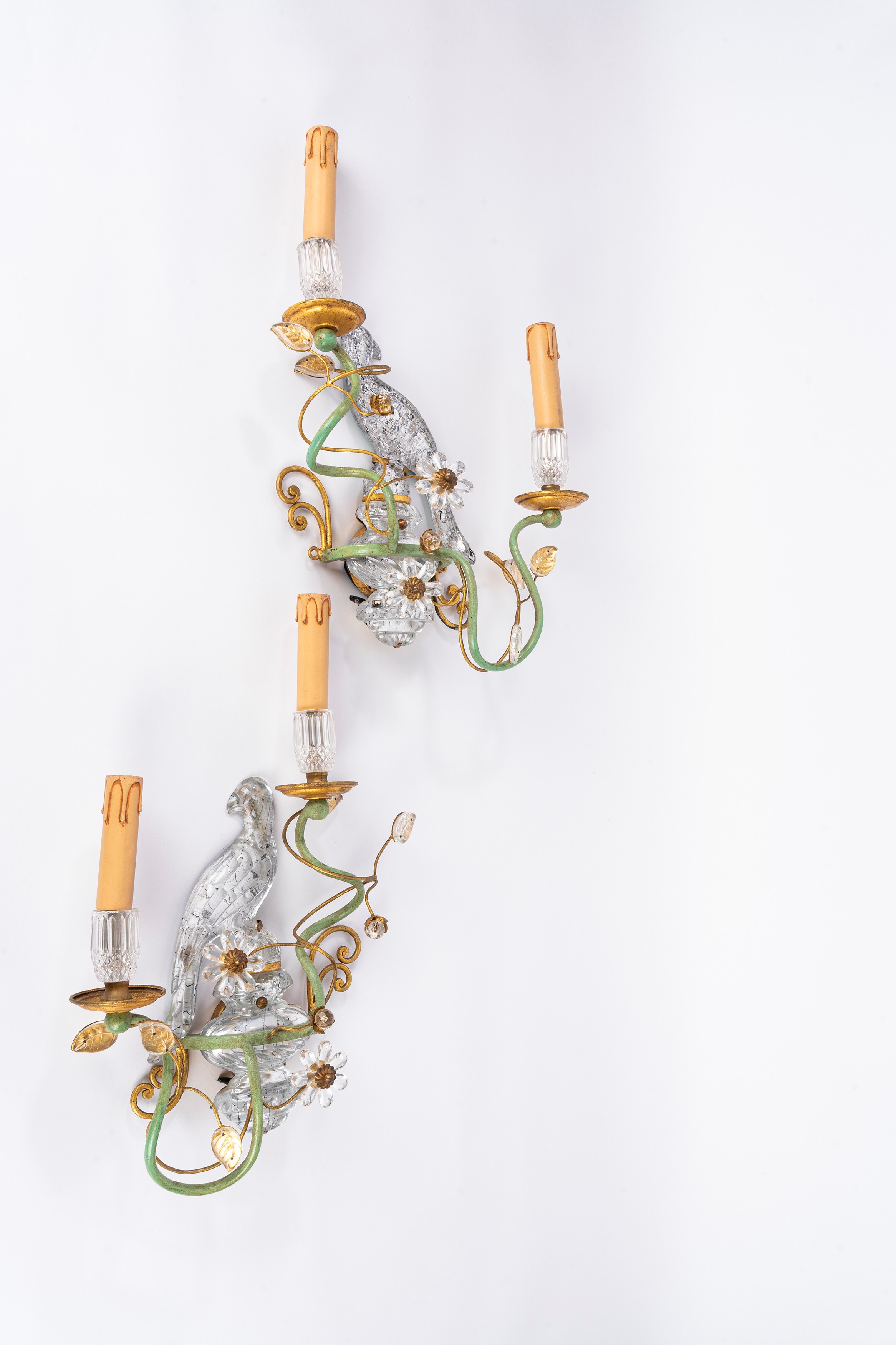 Maison Baguès, Coppia di appliques “Parrots” in cristallo e metallo dorato e laccato (anni ’50–’6...