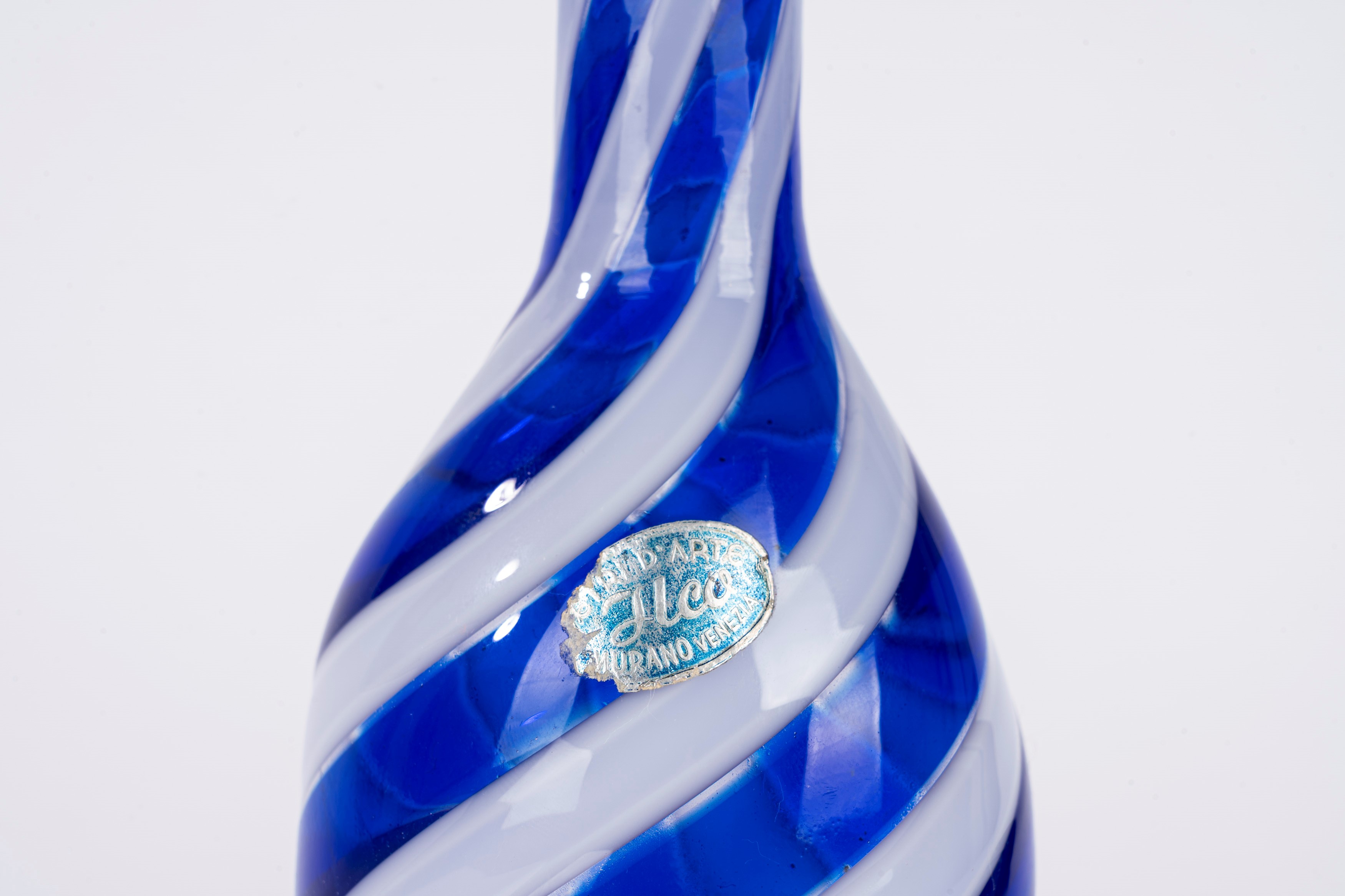 Fratelli Toso - Bottiglia a canne ritorte in vetro di Murano bianco e blu, anni ’50–’60 del Novec...