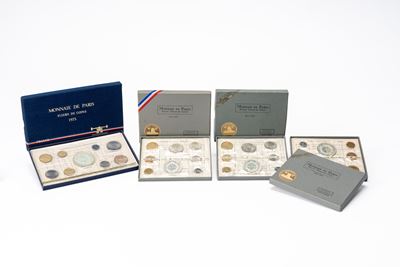 Serie “Quarta Repubblica” (1946– ) – Lotto di 4 divisionali, Parigi, vari metalli (argento 105,00...