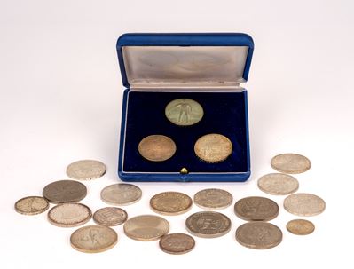 Lotto di 21 monete mondiali, XX secolo, metalli nobili (argento 357,88 g tot.)