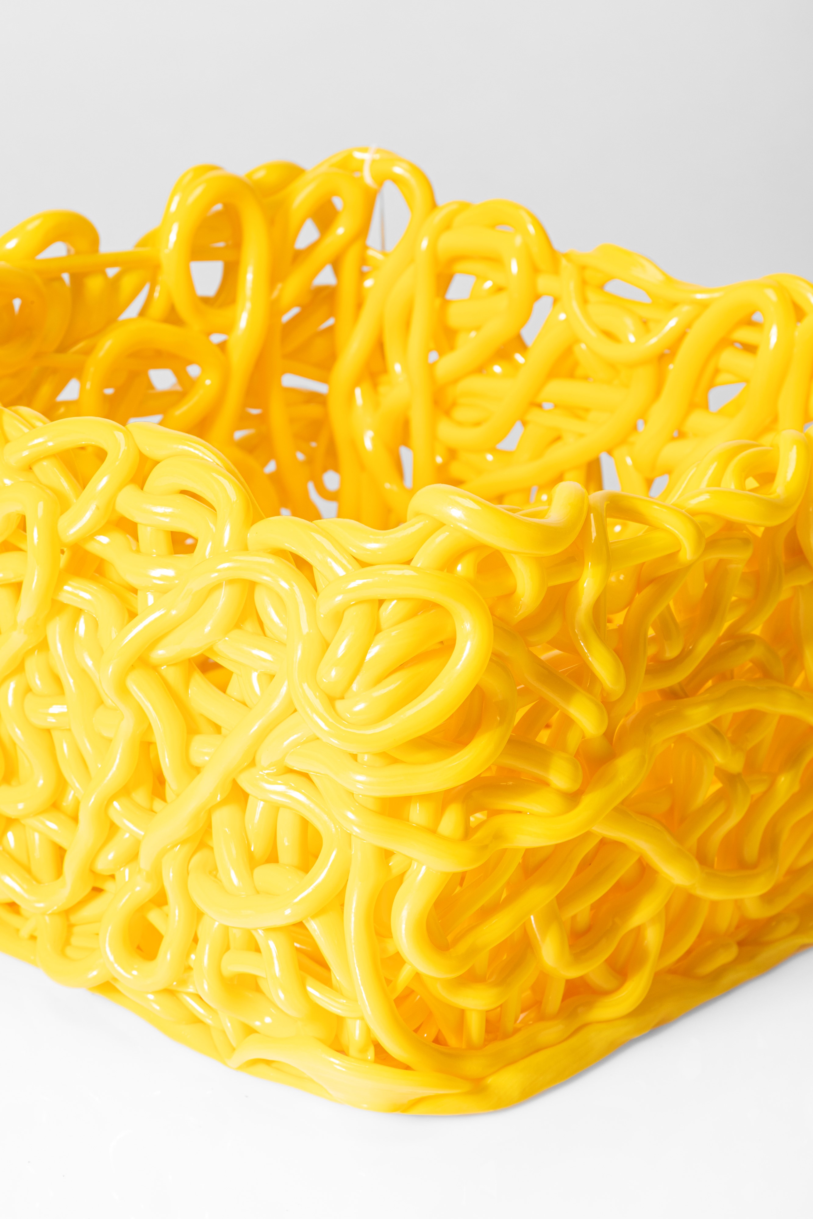 Cestino della serie «Senza Fine» (Edizione del Pesce), poliuretano estruso