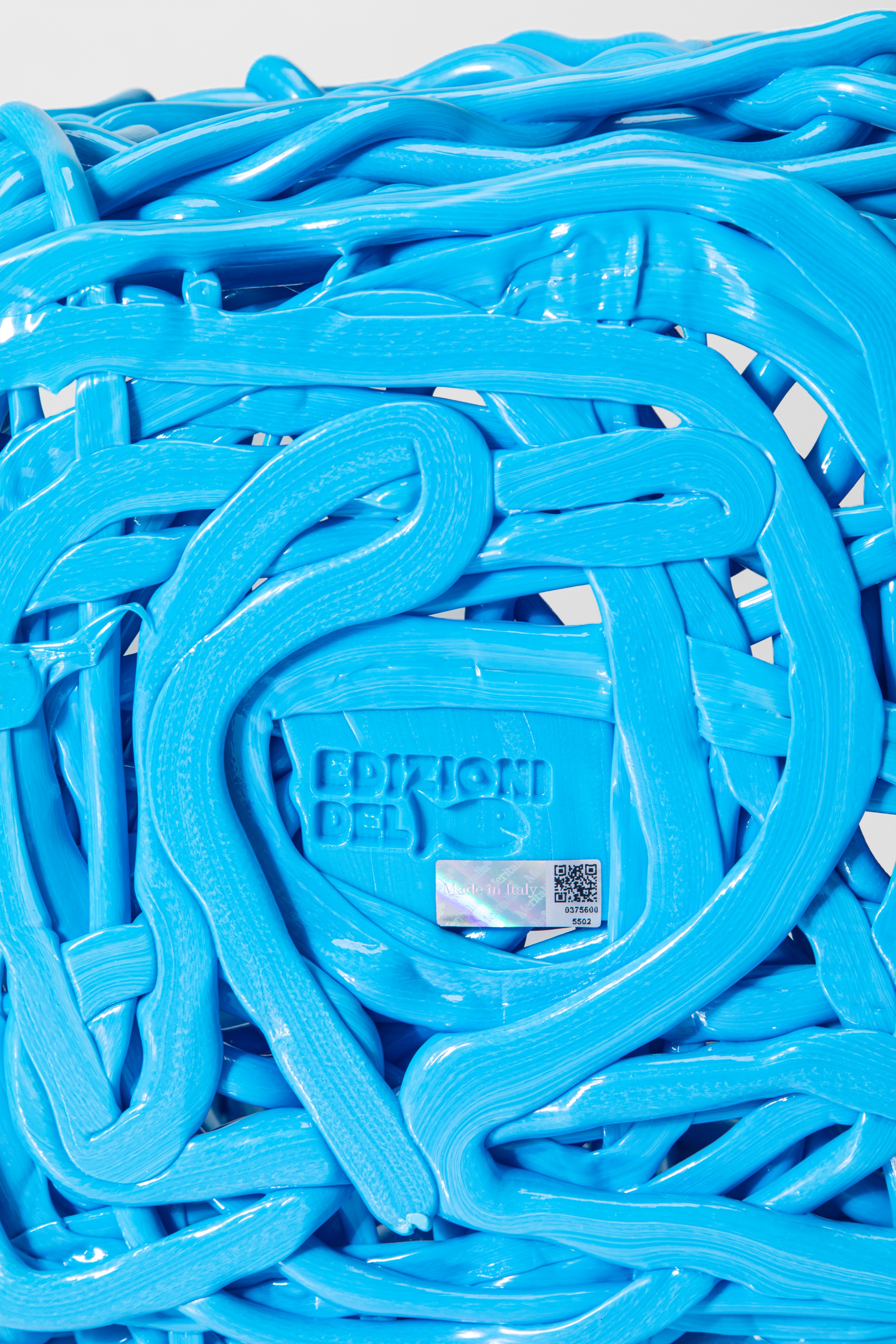 Cestino quadrato della serie “Senza Fine” (Edizione del Pesce), poliuretano estruso