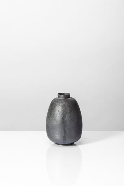 Vaso brutalista in metallo martellato