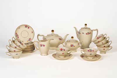 Heinrich & Co. (Selb, Baviera), Servizio da tè e caffè in porcellana con dieci tazze e undici pia...