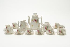 Servizio da caff&egrave; composto da dodici tazzine con piattino, caffettiera, zuccheriera e lattiera. Ginori