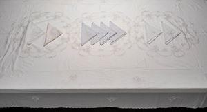 Linen tablecloth with 8 matching napkins.
