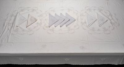 Tovaglia in lino con 8 tovaglioli coordinati, decorazione a medaglioni floreali e bordo a festone