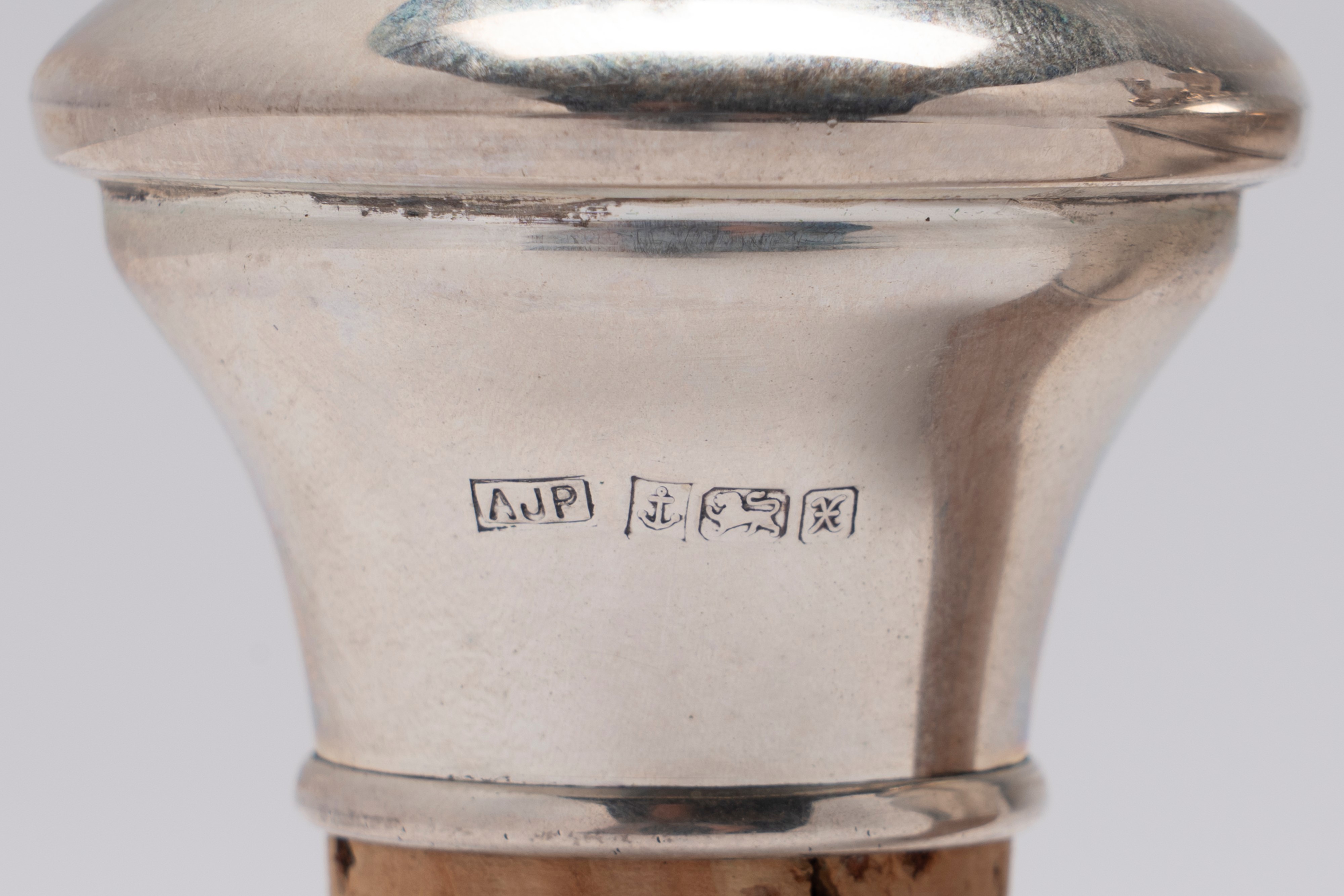 Inghilterra, Birmingham, prima metà XIX secolo, Coppia di tappi in argento 925 con inserto in sug...