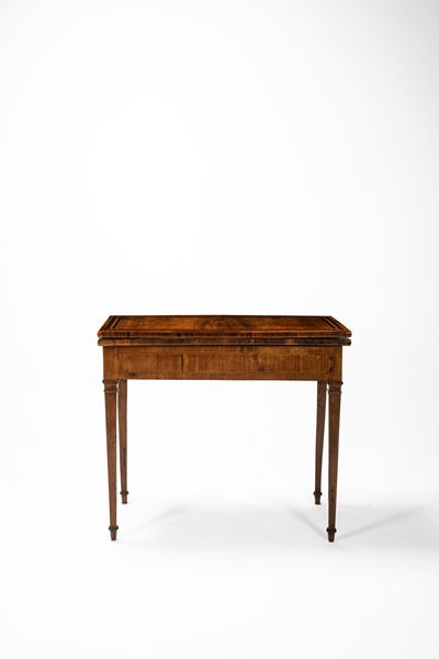 Fine XVIII - inizio XIX secolo, Tavolo da parete con piano a libro lastronato, intarsiato e filet...