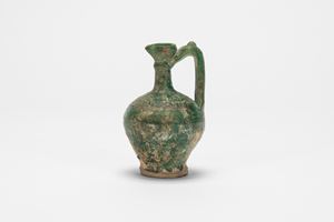 Antico piccolo versatoio persiano in ceramica invetriata verde.