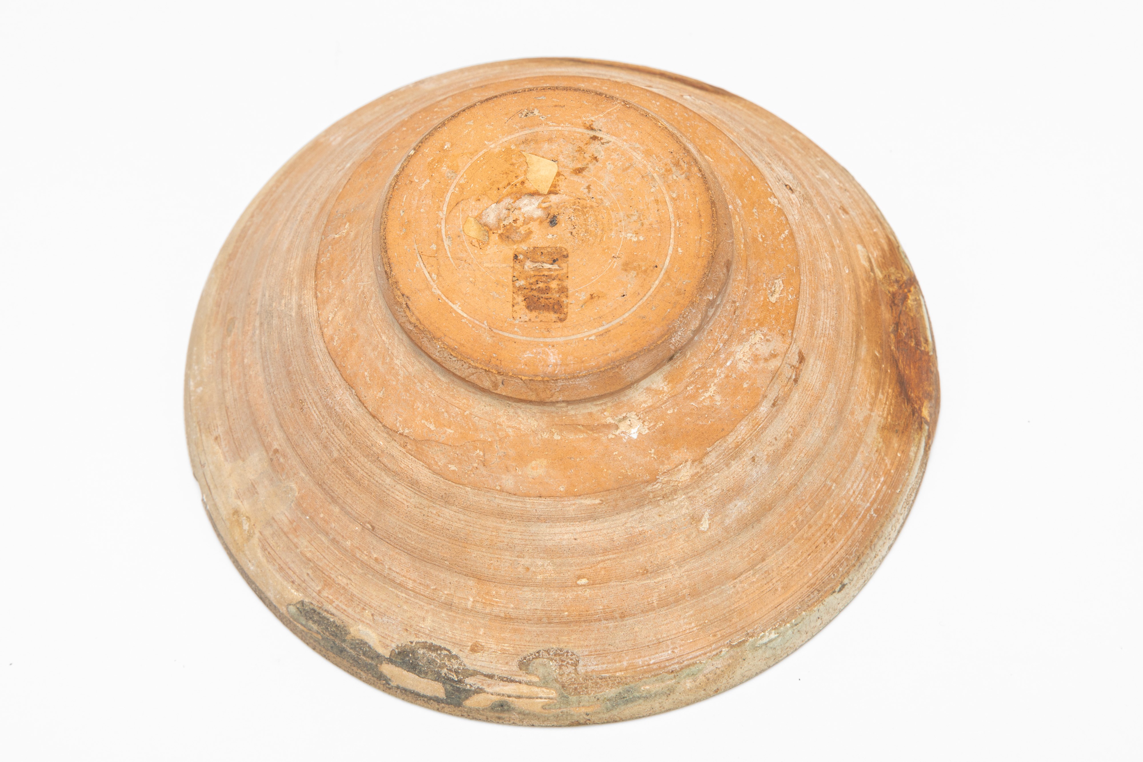 Ciotola persiana, ceramica invetriata e graffita a motivi vegetali stilizzati