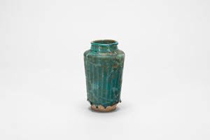 Antico albarello persiano in ceramica invetriata verde.