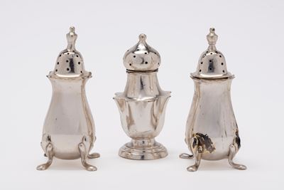 Gruppo di tre salierine in argento, Inghilterra (metà XX secolo)