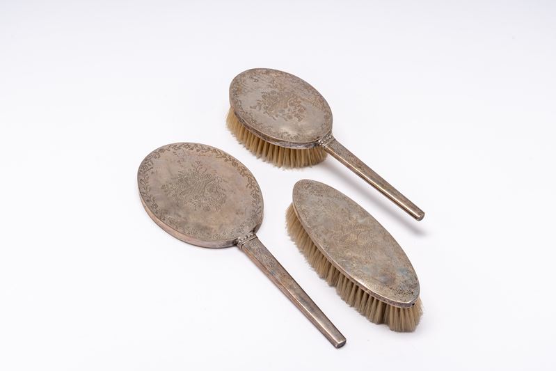 Servizio da toilette, argento inciso (metà secolo XX)