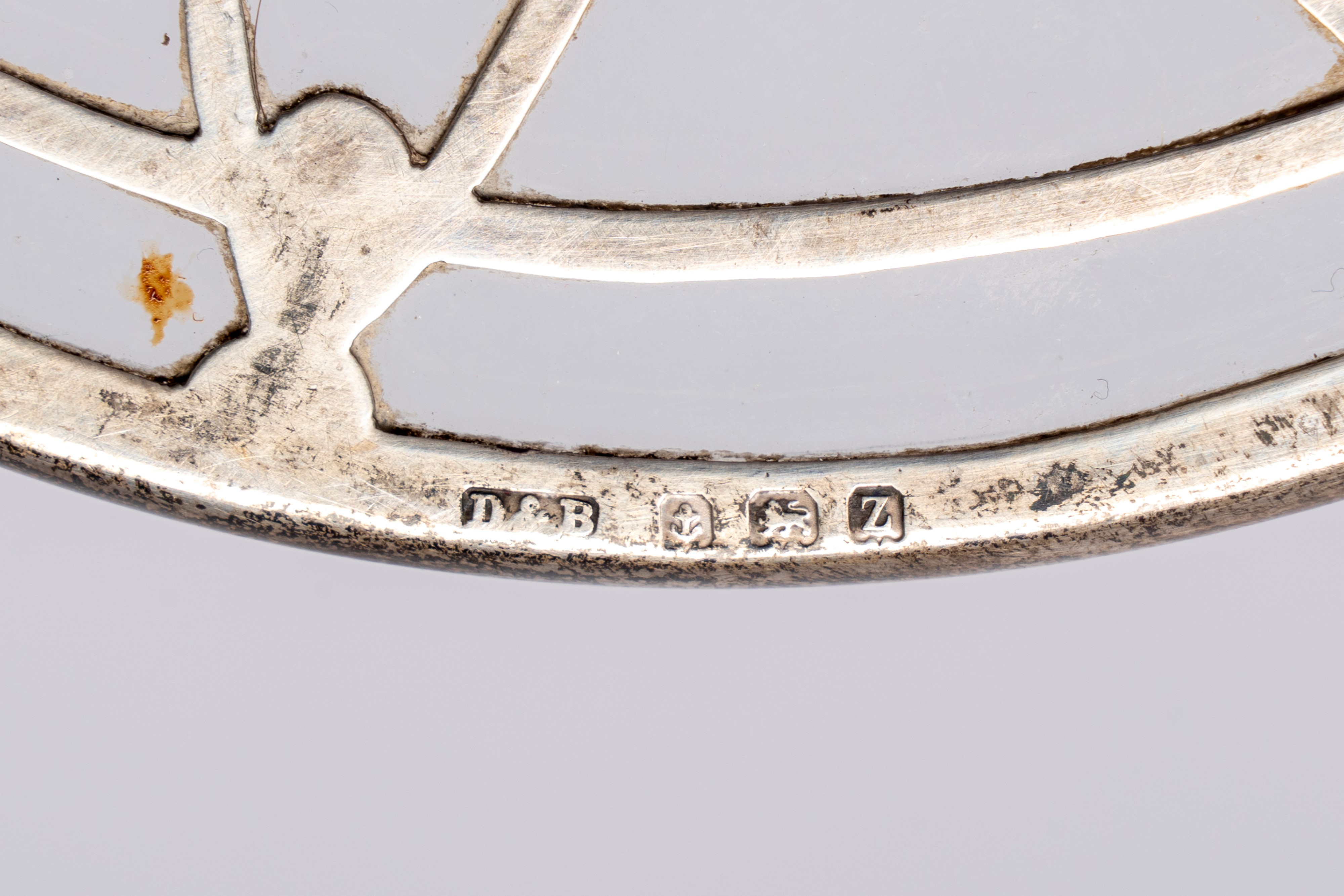 Inghilterra, metà XX secolo, Senapiera e sottopentola in argento e cristallo