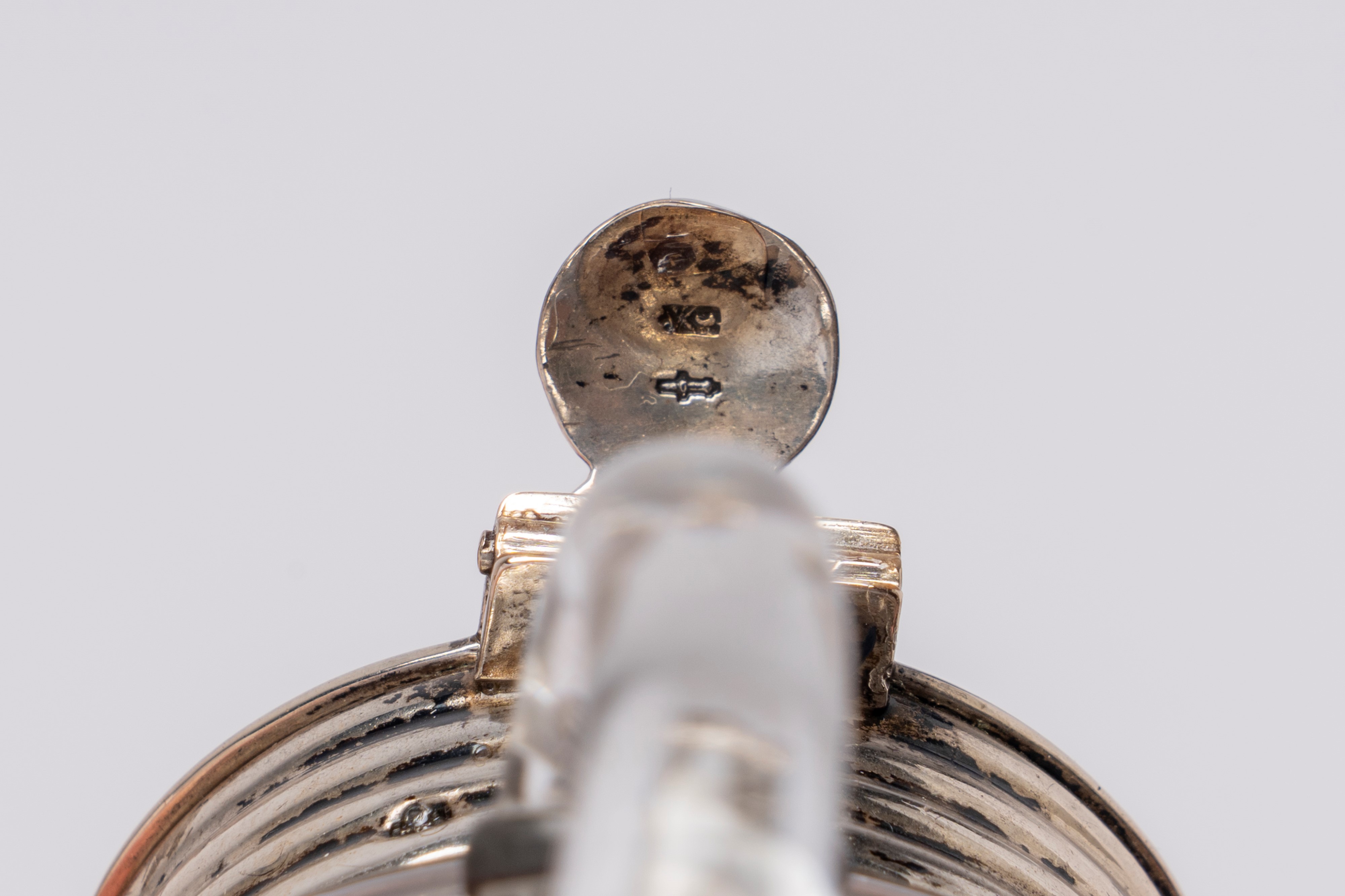 Inghilterra, metà XX secolo, Senapiera e sottopentola in argento e cristallo