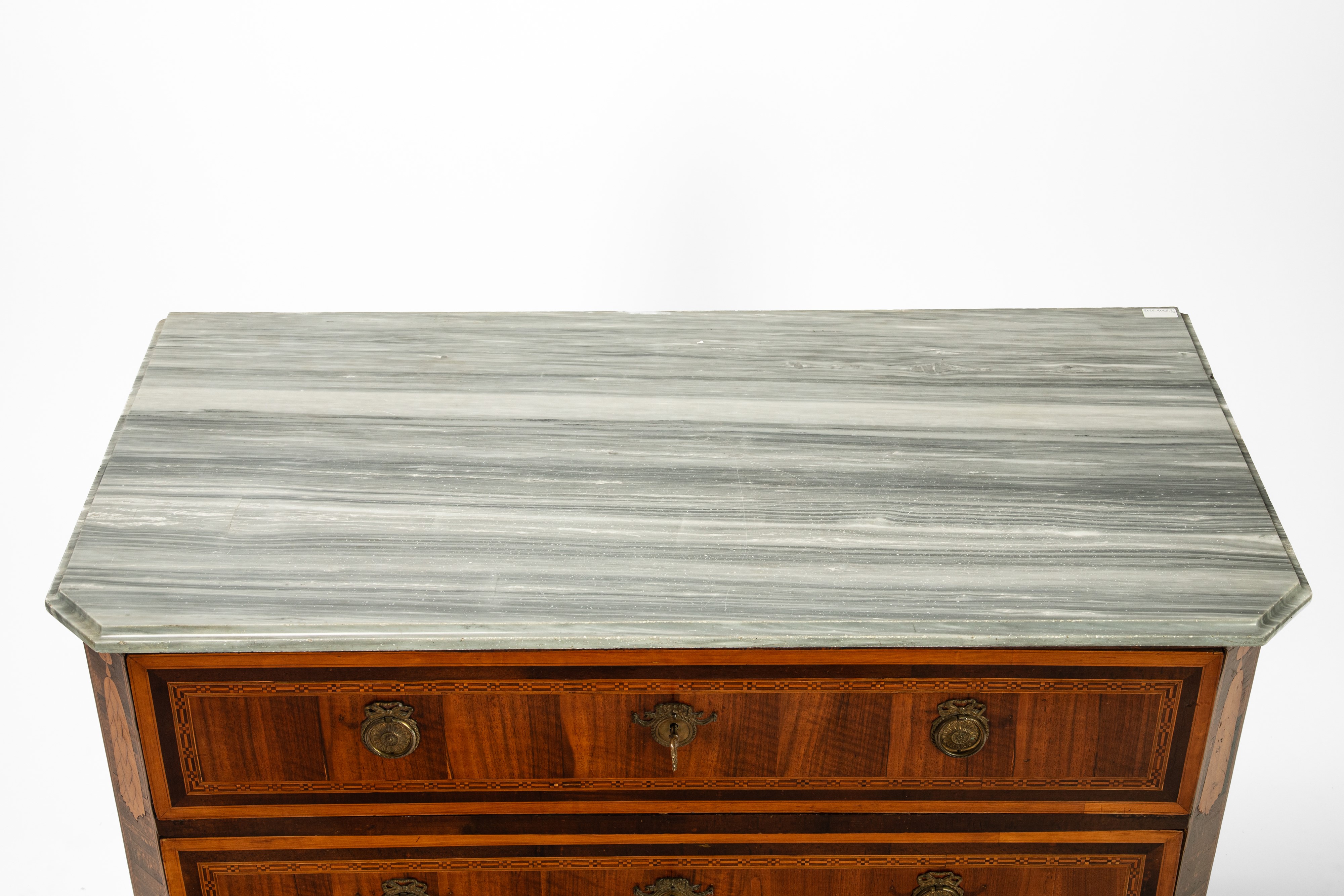Comò a tre cassetti lastronato e intarsiato con piano in marmo grigio, secolo XIX