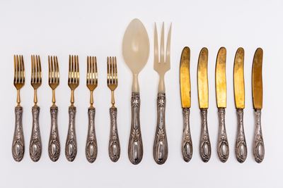 Europa, prima metà XX secolo, Set di posate in argento (6 forchette, 5 coltelli e 2 posate da ins...