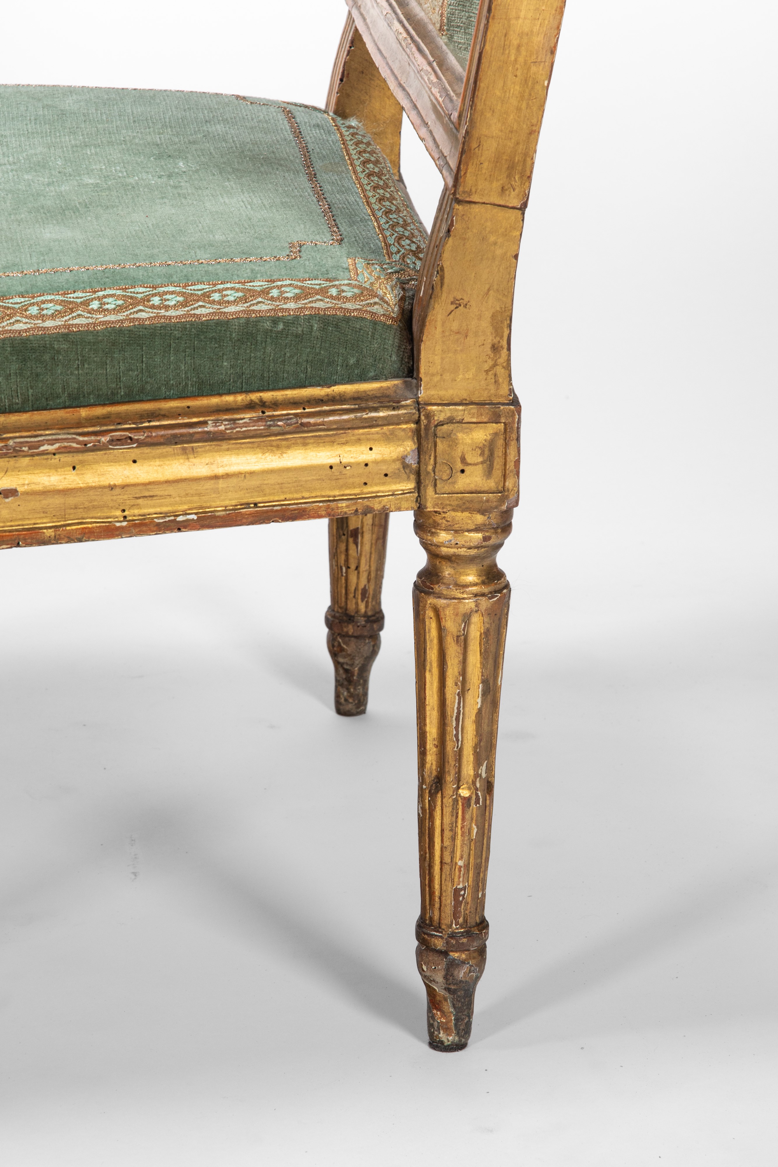 Coppia di poltrone, legno parzialmente dorato, XIX secolo