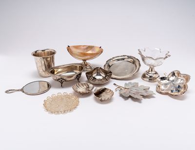 Gruppo di dodici bomboniere, in argento e metallo argentato (Europa, metà secolo XX)
