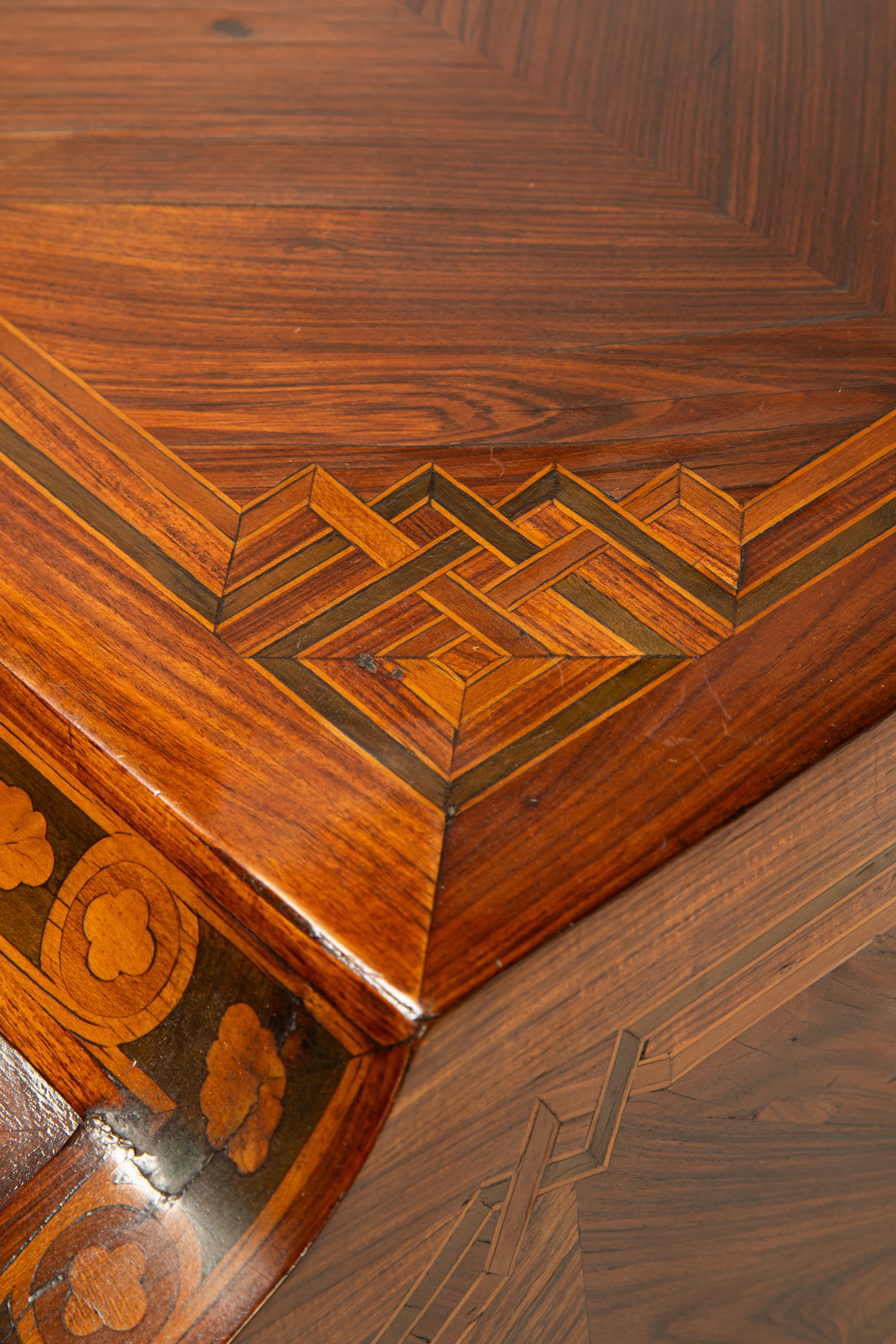 Ribalta a rullo lastronata e intarsiata, con decorazione geometrica, secolo XIX