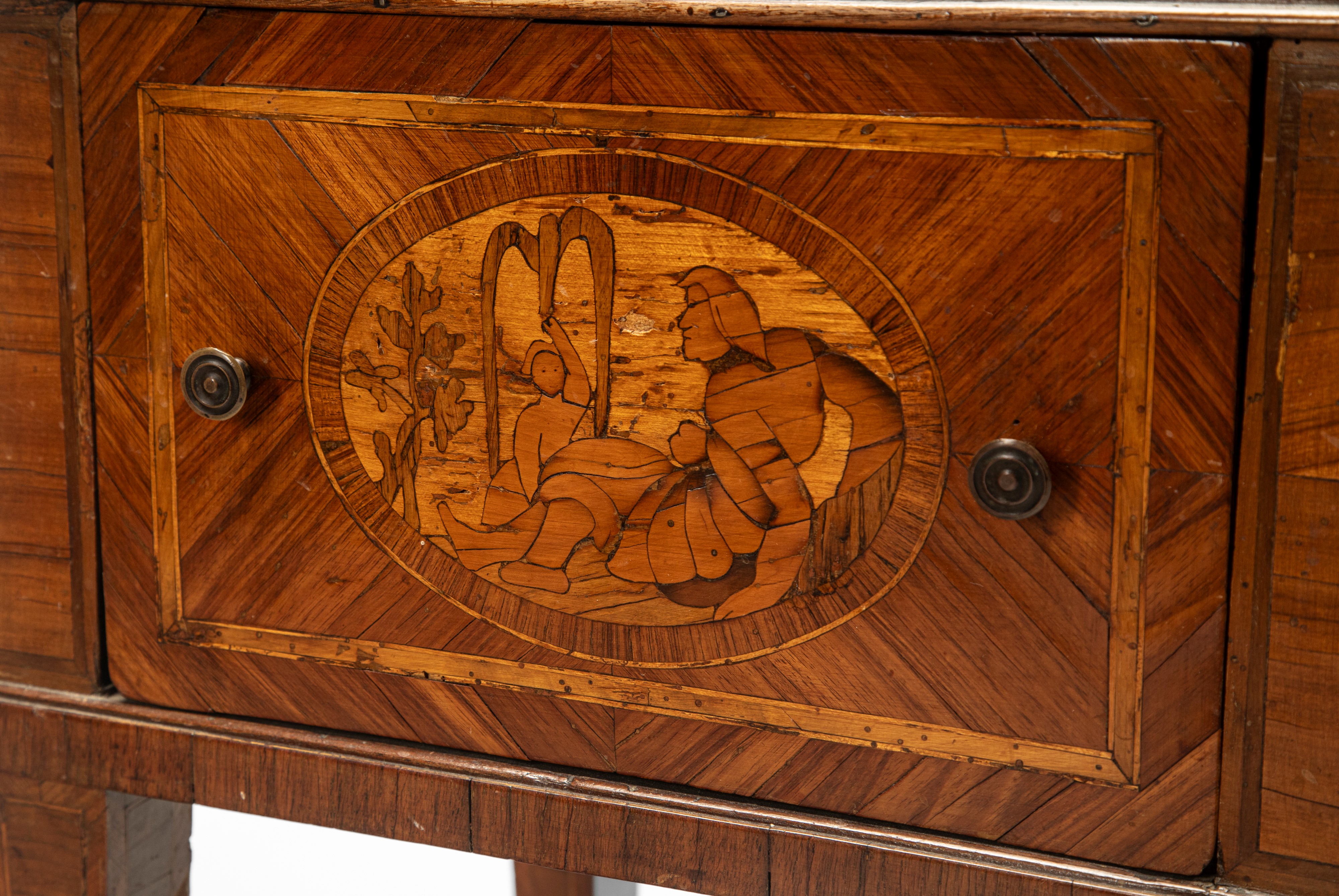 Comodino lastronato e intarsiato, piano decorato a vaso e cassetto