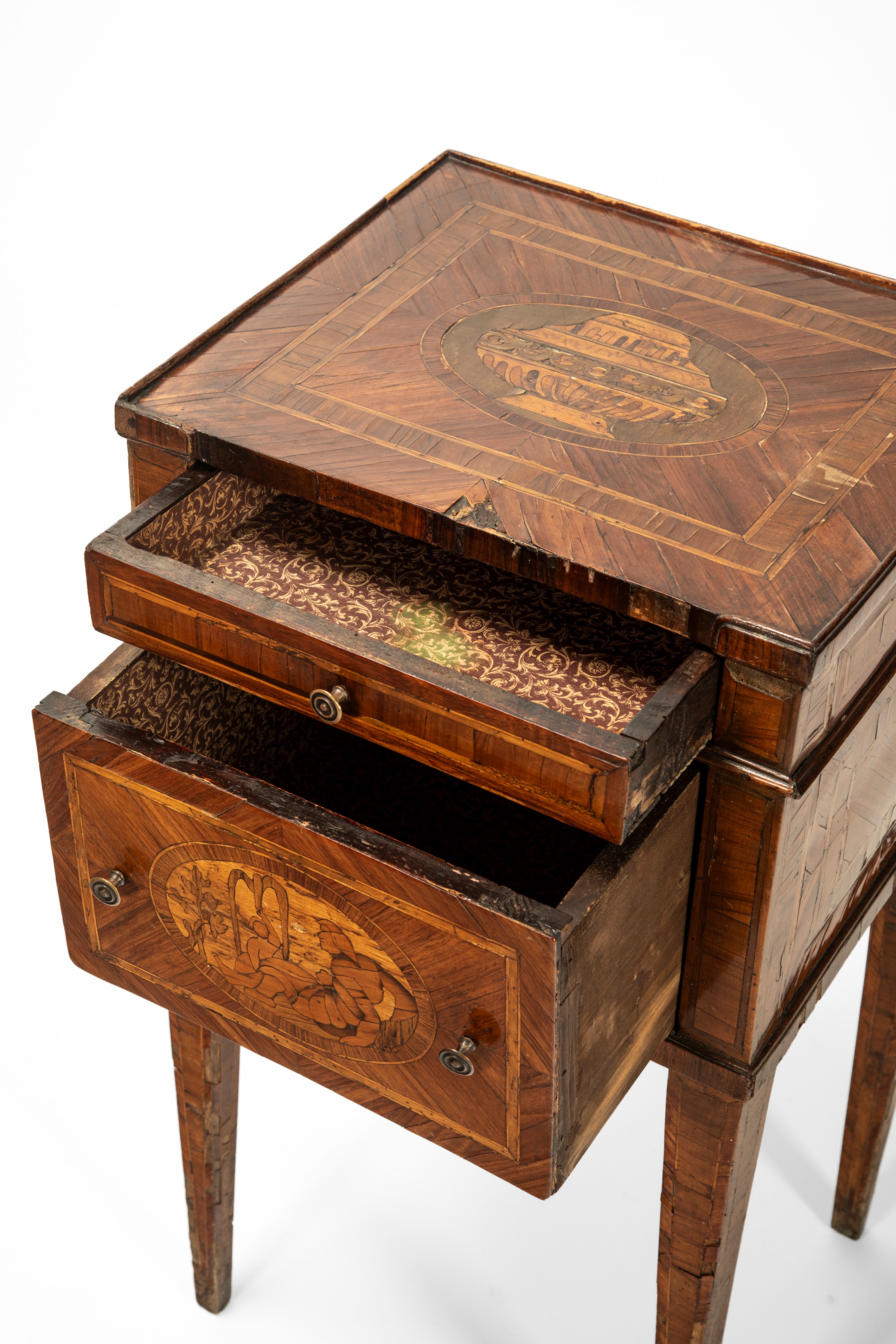 Comodino lastronato e intarsiato, piano decorato a vaso e cassetto