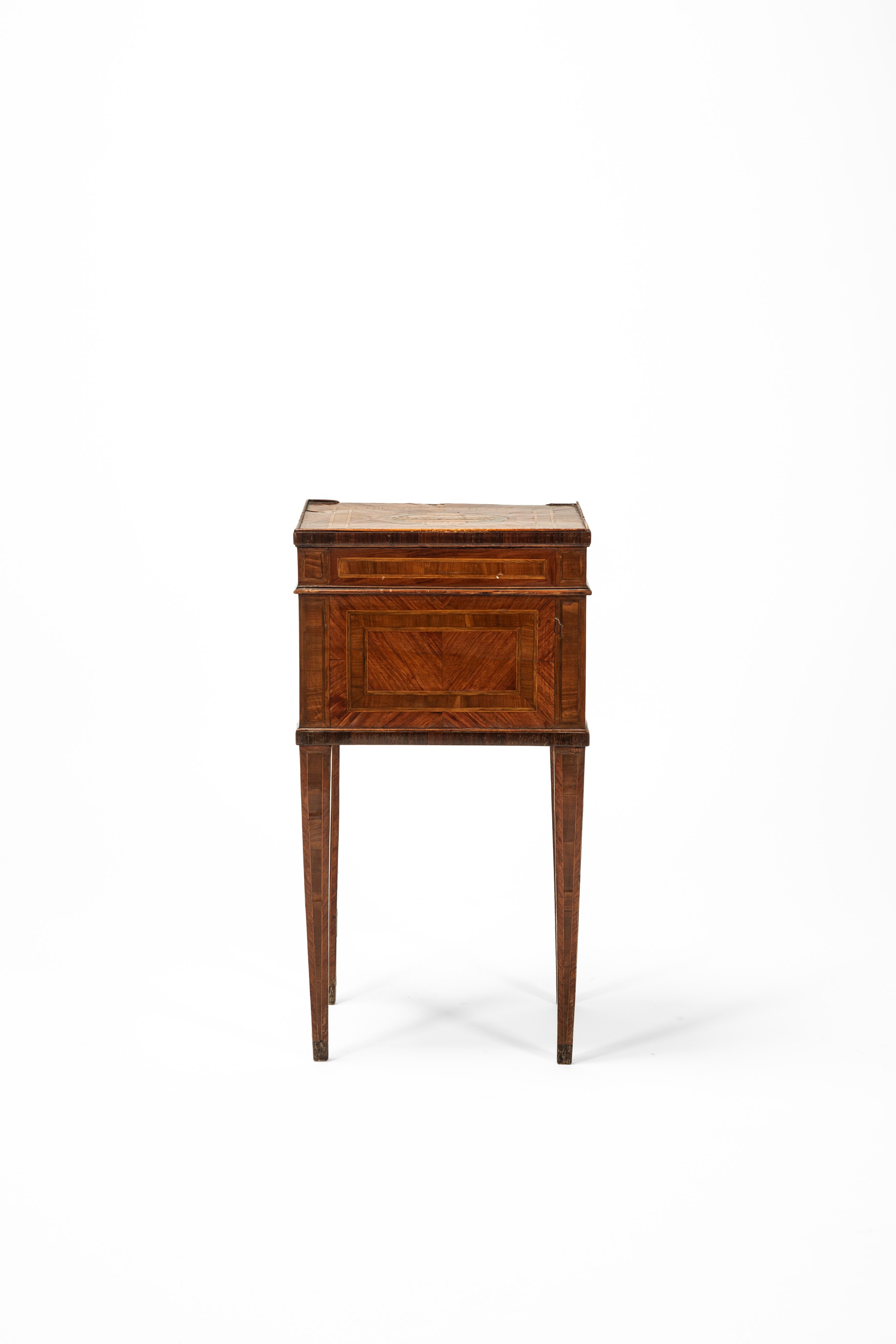 Comodino lastronato e intarsiato, piano decorato a vaso e cassetto