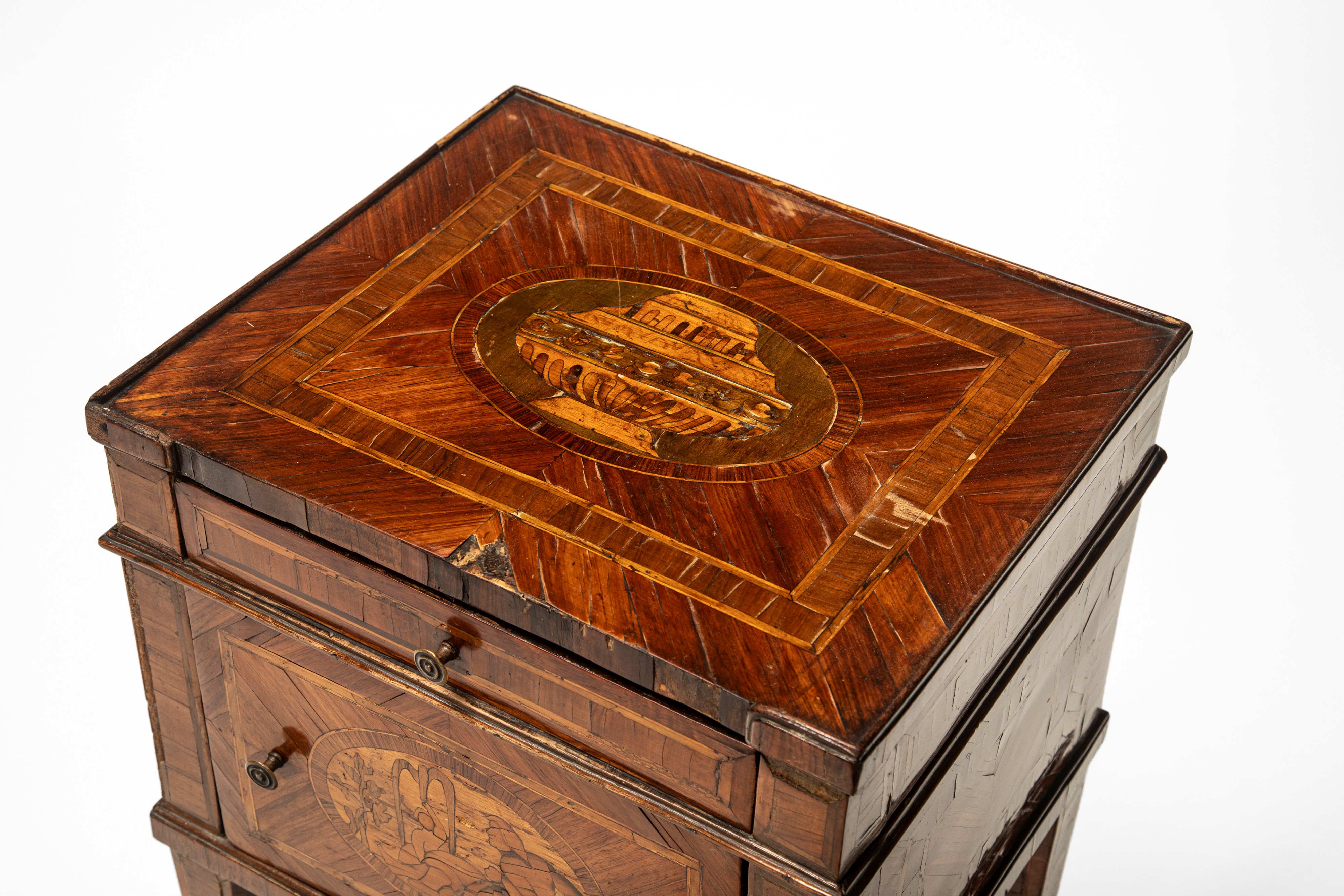 Comodino lastronato e intarsiato, piano decorato a vaso e cassetto