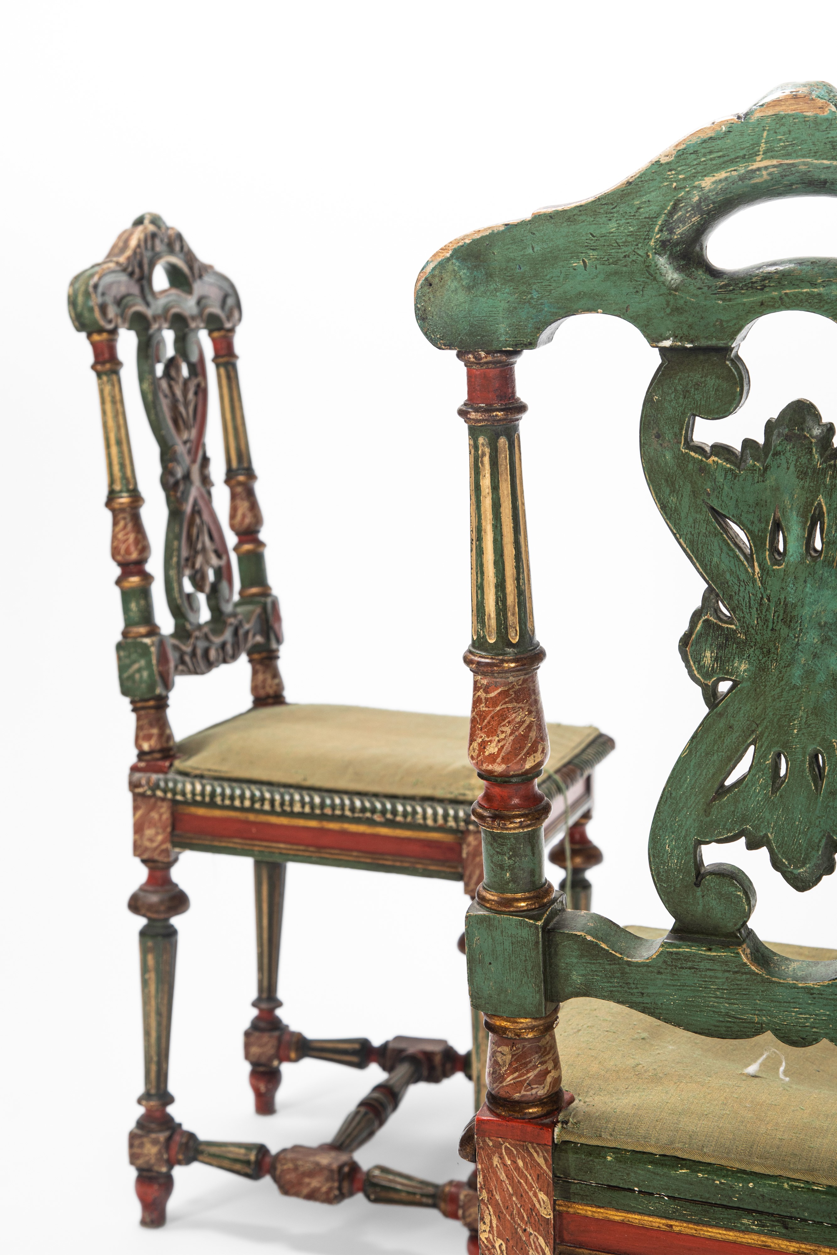 Coppia di sedie, legno scolpito e dipinto, secolo XIX