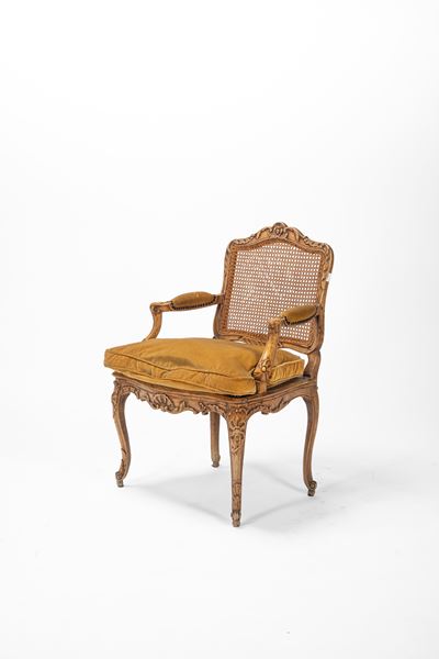 Poltrona in legno intagliato del XIX secolo