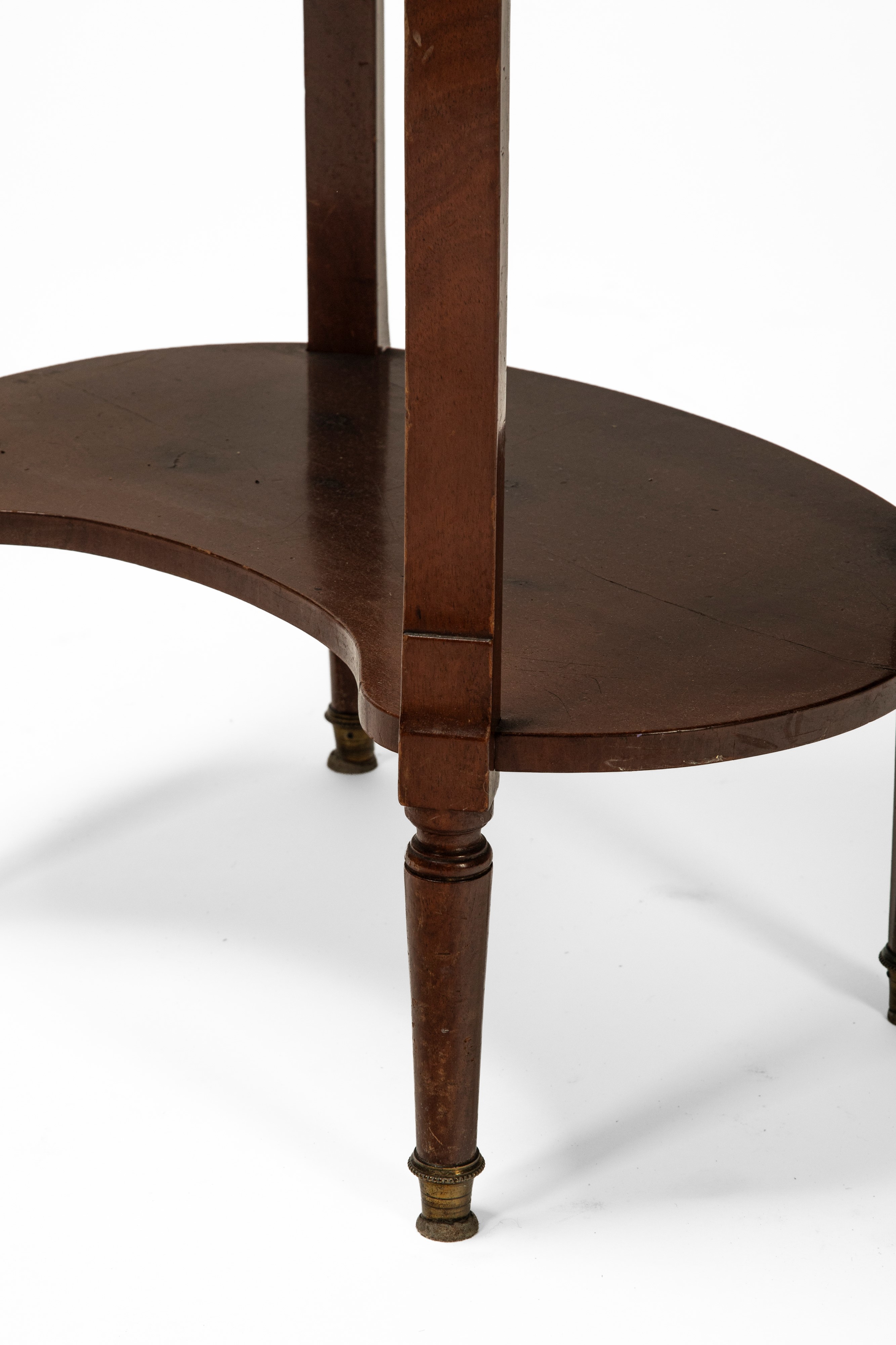 Fine XIX secolo, Comodino di forma ovale con piano in marmo e anta a rullo