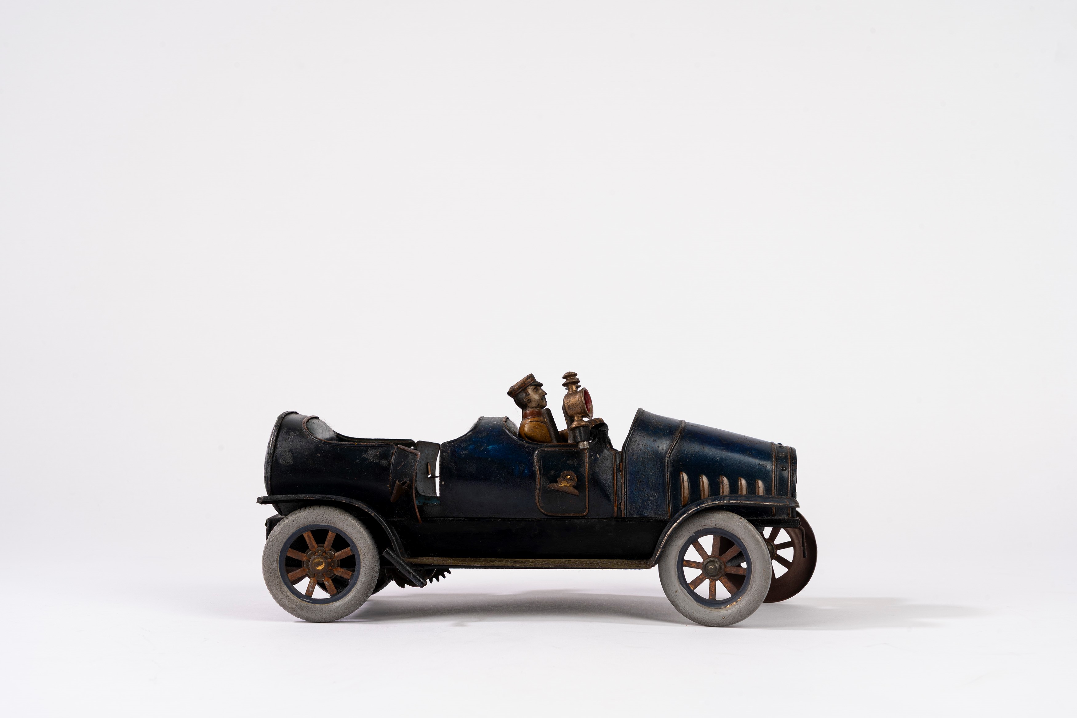 Richter & Co - Autovettura coupé in latta litografata, meccanismo a carica a molla, 1900s