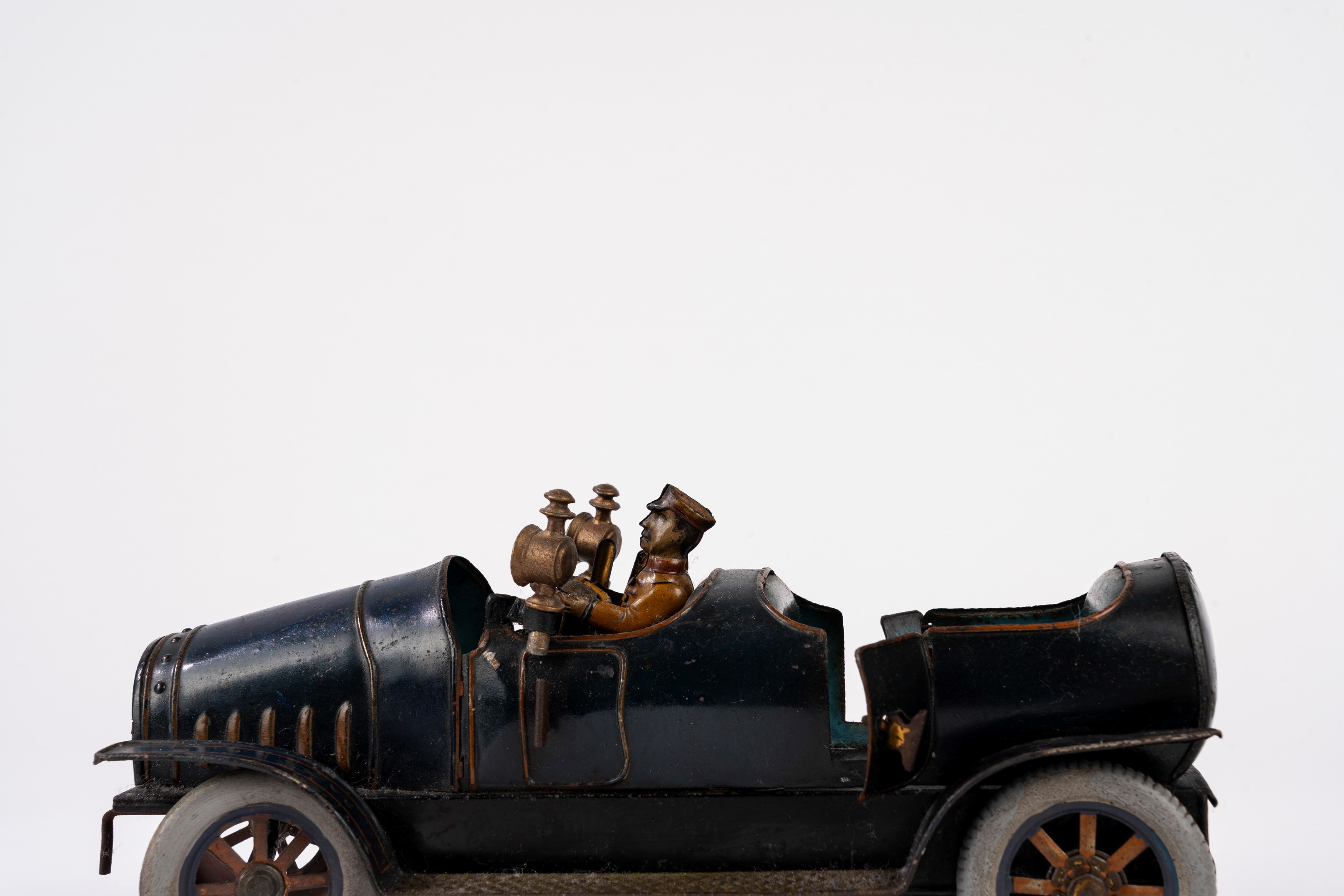 Richter & Co - Autovettura coupé in latta litografata, meccanismo a carica a molla, 1900s