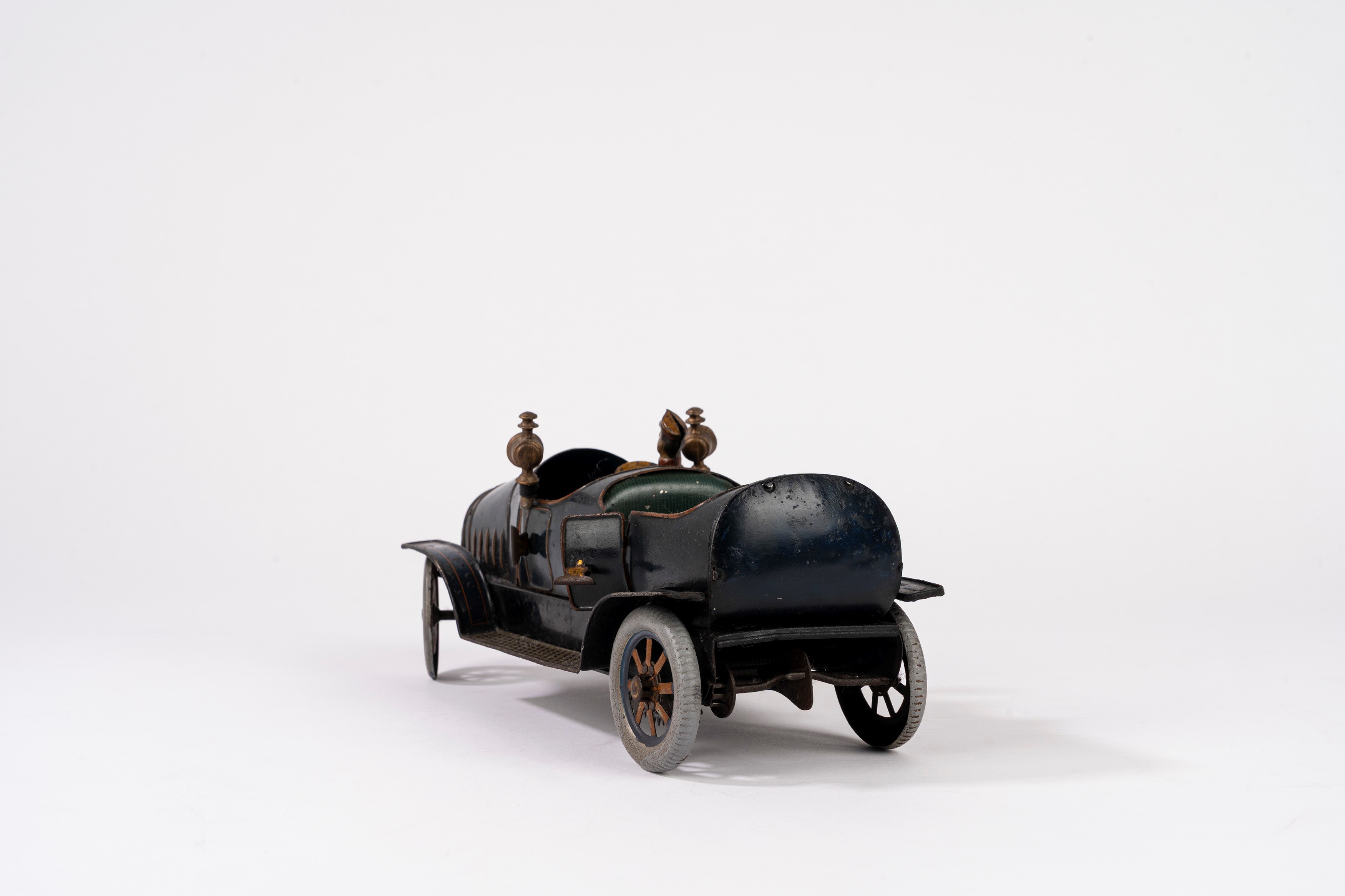 Richter & Co - Autovettura coupé in latta litografata, meccanismo a carica a molla, 1900s