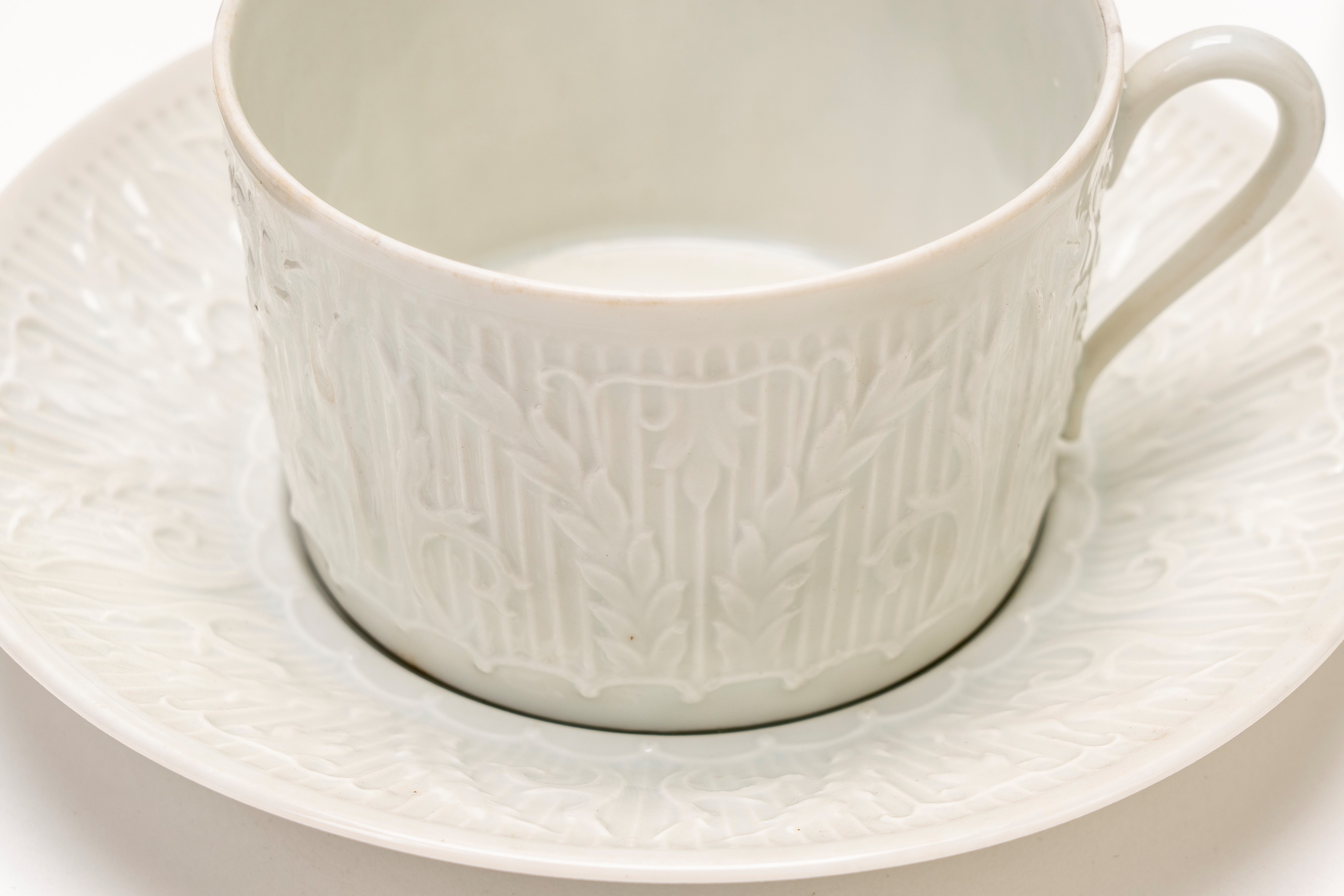Haviland Limoges (attrib.), Set di tazze da tè con piattini e piatti da dessert in porcellana bia...