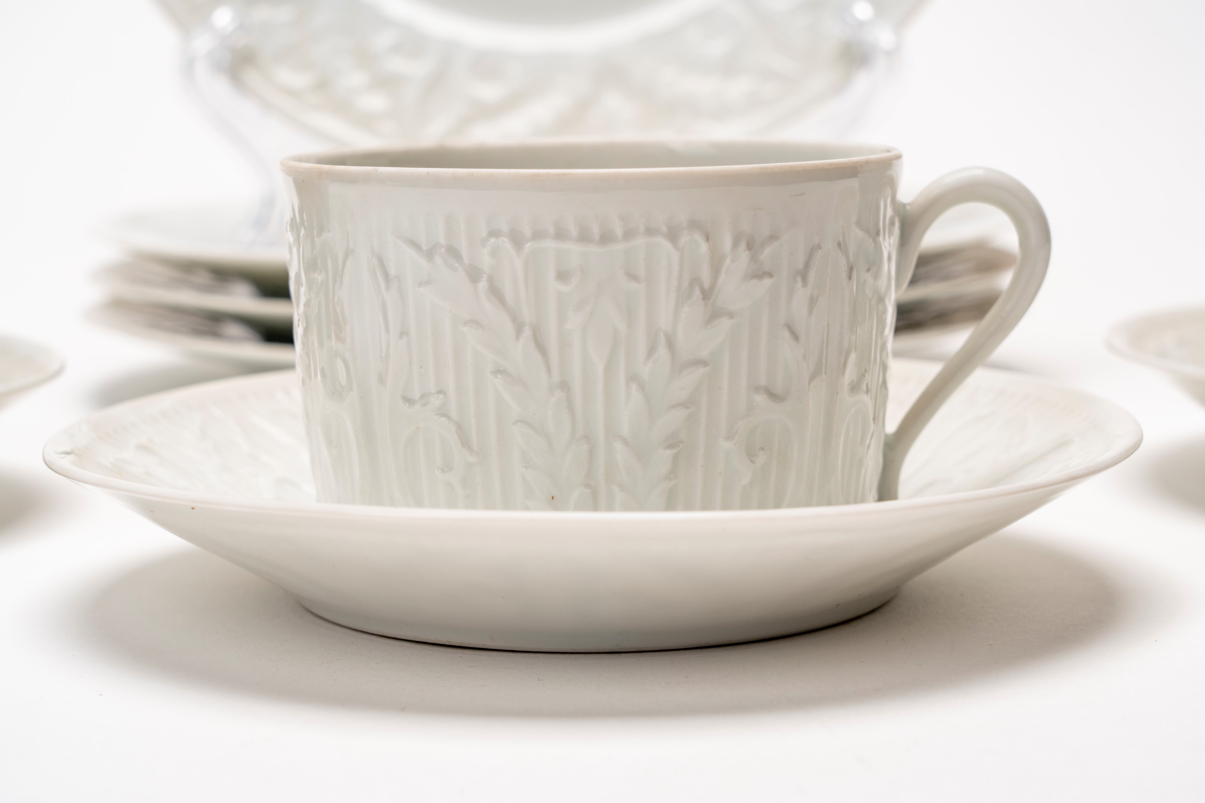 Haviland Limoges (attrib.), Set di tazze da tè con piattini e piatti da dessert in porcellana bia...
