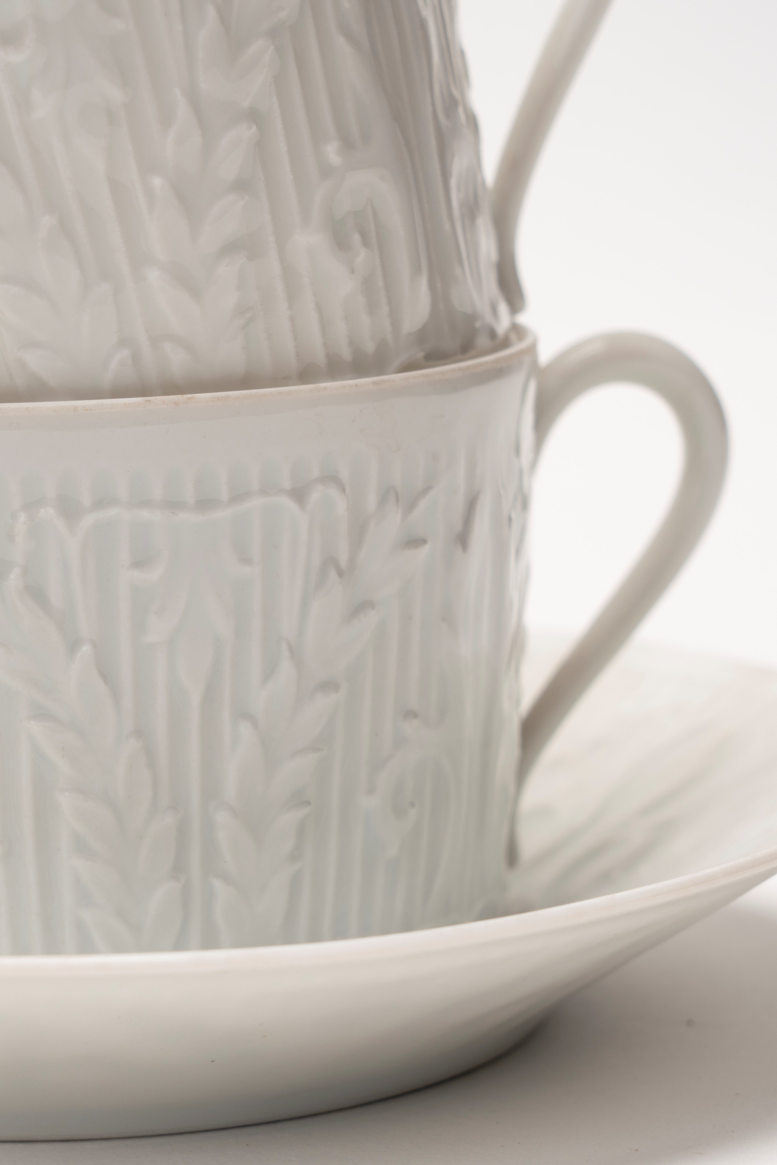 Haviland Limoges (attrib.), Set di tazze da tè con piattini e piatti da dessert in porcellana bia...