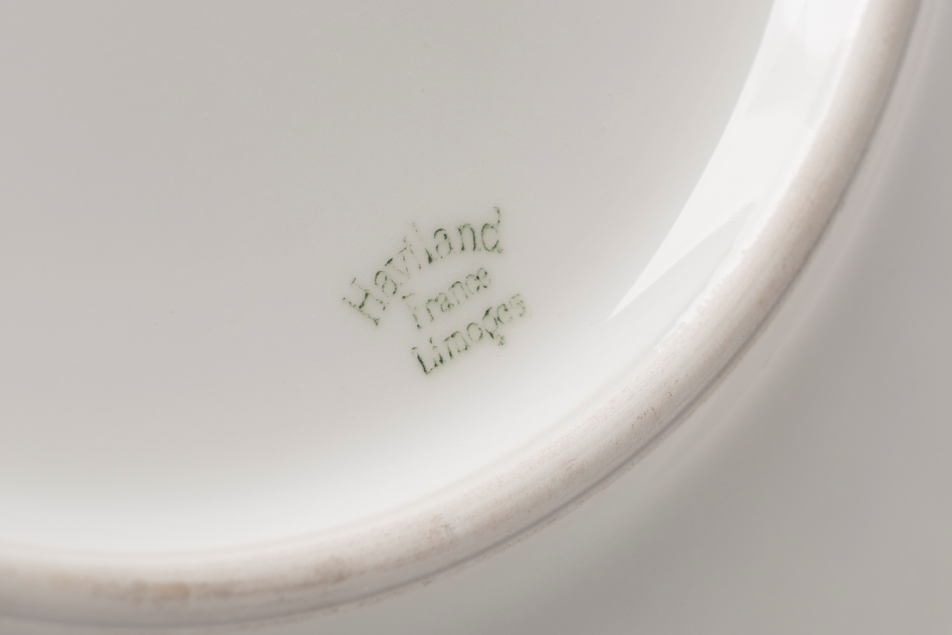 Haviland Limoges (attrib.), Set di tazze da tè con piattini e piatti da dessert in porcellana bia...