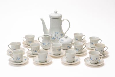 Servizio da caffè con tazzine e accessori, decorazione floreale a rose blu (Colditz, Germania Est...